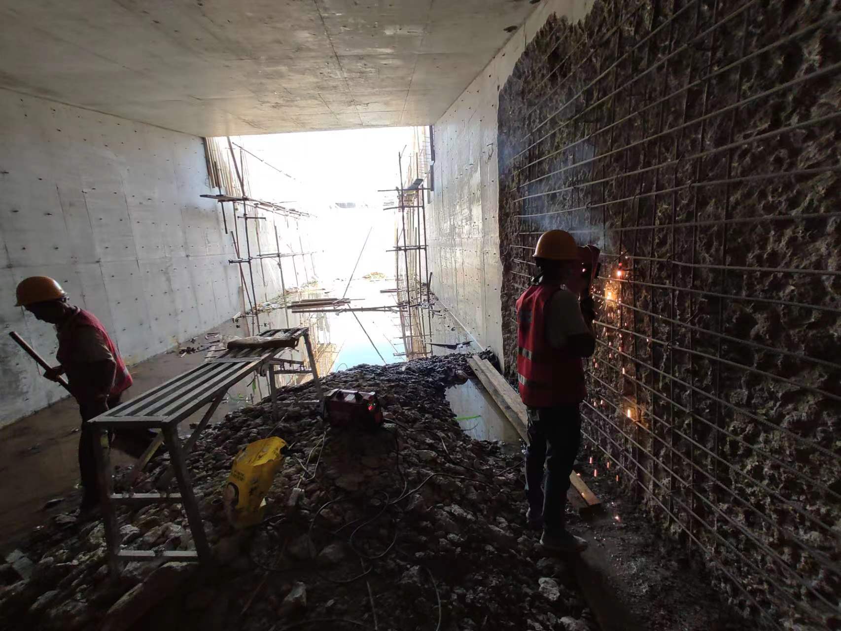 江津挖断承重墙导致楼体开裂，加固施工方案出炉